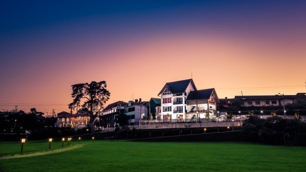 美丽的夜晚风景照片在努瓦拉埃利亚对面的格雷戈里湖。图片下载