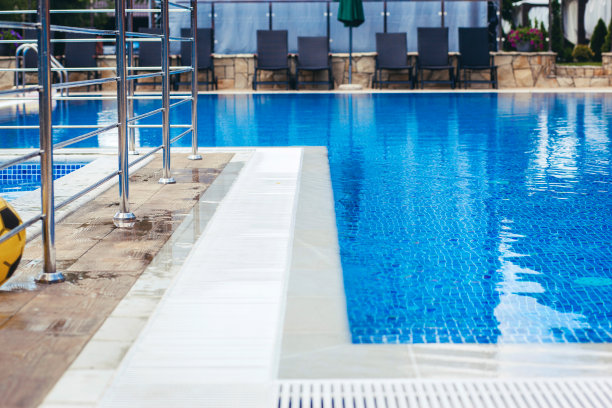 部分游泳池与绿松石水，背景。图片下载