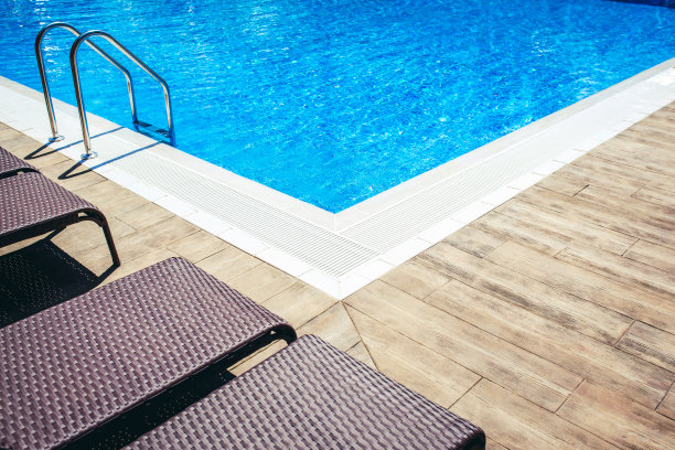 部分游泳池与绿松石水，背景。图片下载