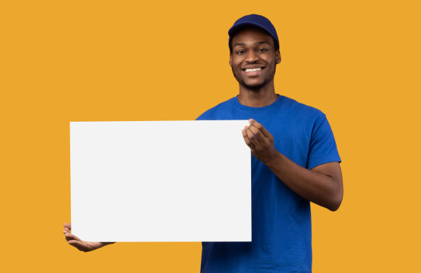 黑色送货员拿着空白的白色广告牌图片下载