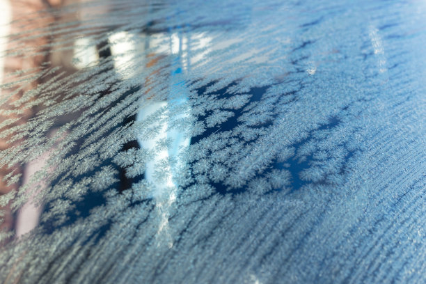 冻结的窗户上有霜冻的图案图片下载