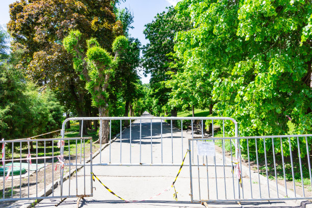 公园入口处有栅栏。由于covid-19疫情，禁止人类入境图片下载