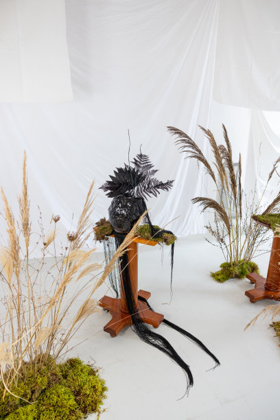 干燥的草地和鲜花，香草在艺术手工花瓶图片下载