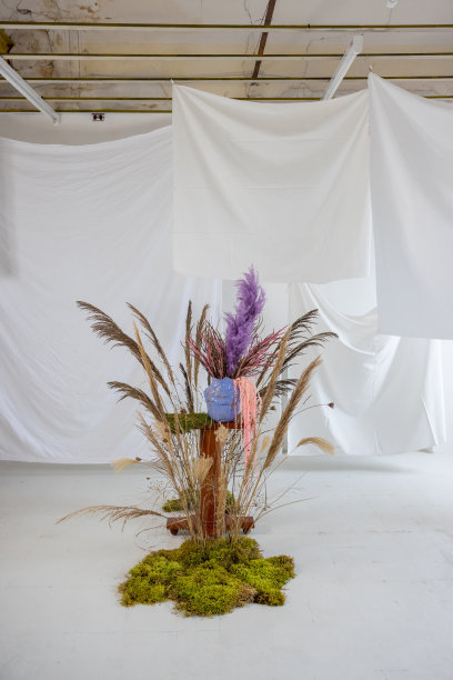 干燥的草地和鲜花，香草在艺术手工花瓶图片下载