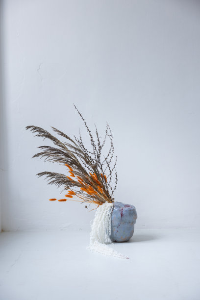 干燥的草地和鲜花，香草在艺术手工花瓶图片下载