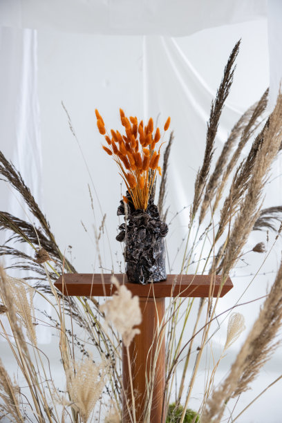 干燥的草地和鲜花，香草在艺术手工花瓶图片下载