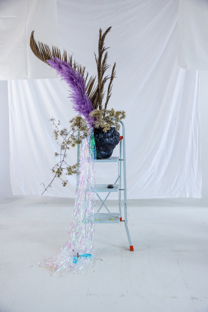 干燥的草地和鲜花，香草在艺术手工花瓶图片下载