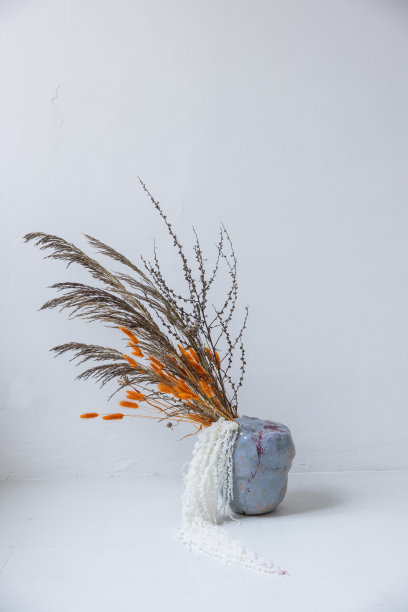 干燥的草地和鲜花，香草在艺术手工花瓶图片下载
