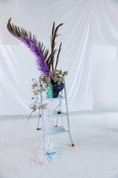 干燥的草地和鲜花，香草在艺术手工花瓶图片下载