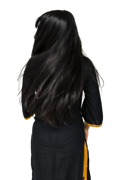 时髦的年轻女子在摆弄头发图片下载