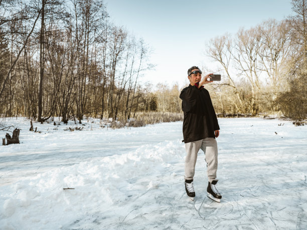 成熟的男人一边滑冰一边拍照图片下载