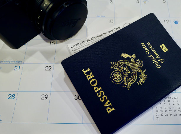COVID-19、相机、护照和疫苗接种记录卡图片下载