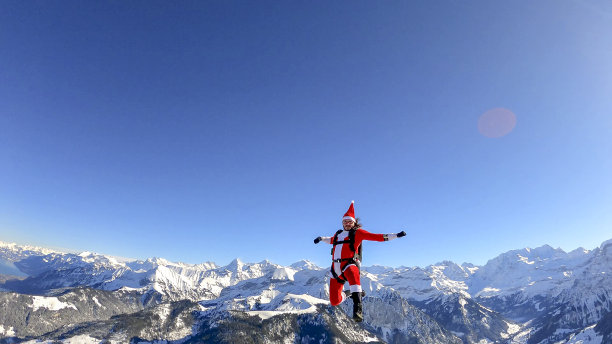 穿着圣诞老人服装的跳伞者在清晨晴朗的天空中坠落图片下载
