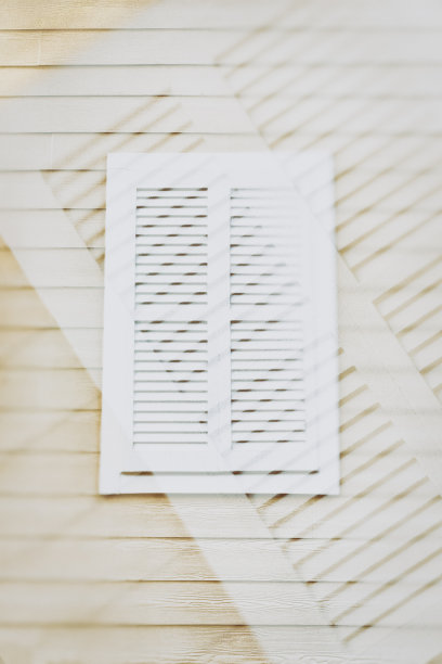 奶油色木质建筑上白色百叶百叶窗的记忆图片下载