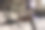 晚上在房子附近的树上放一个喂鸟器图片下载