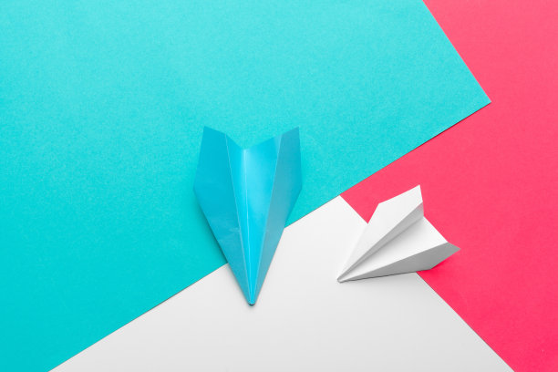 商业领导力，财务理念。蓝色的纸飞机图片下载