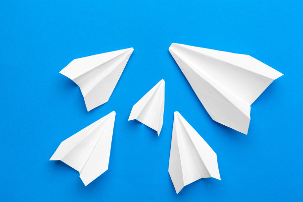 在海军纸背景上的白纸飞机图片下载