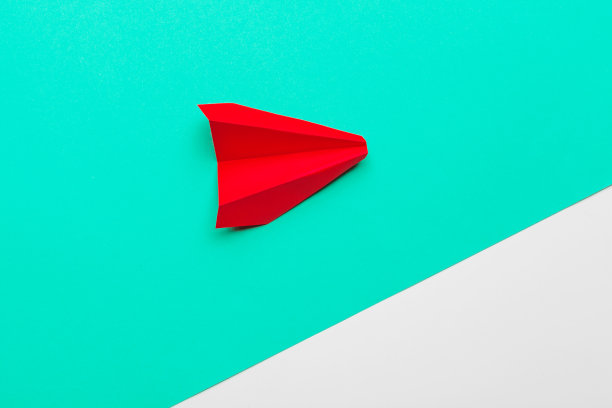 红纸折纸飞机。运输和经营理念图片下载