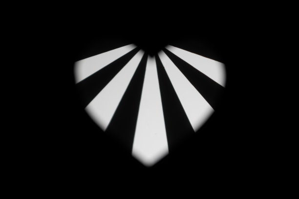 白色的心在黑色的背景上有不同的图案图片下载