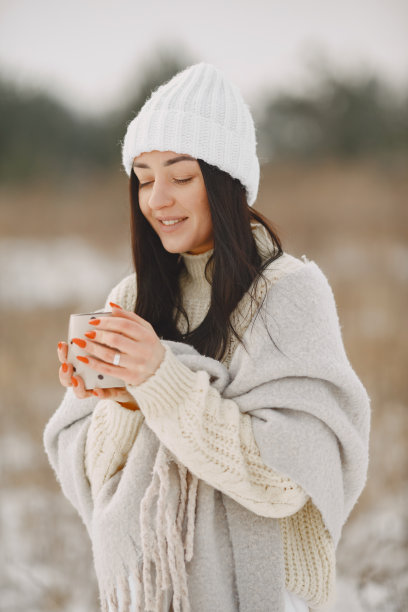 冬季森林中舒适的雌性户外照片图片下载