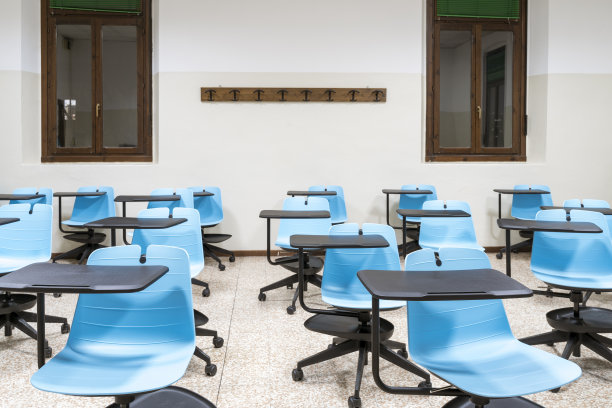 课桌之间的社交距离图片下载