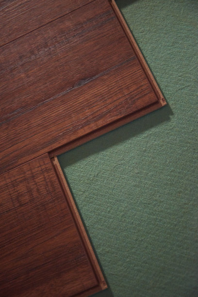 新层压板地板铺设的特写图片下载