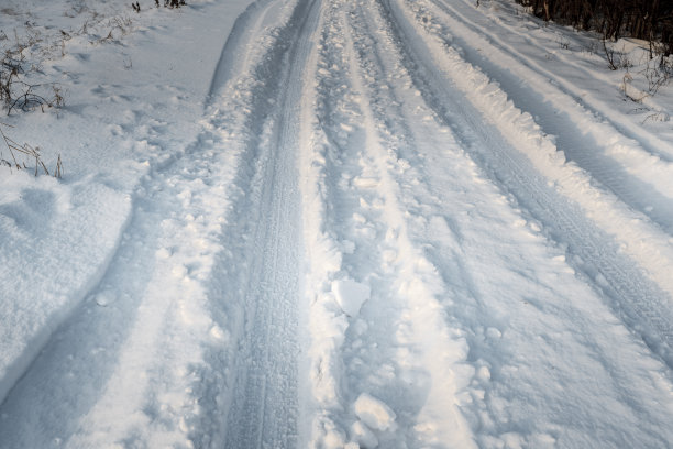 雪地上留下了轮胎印图片下载