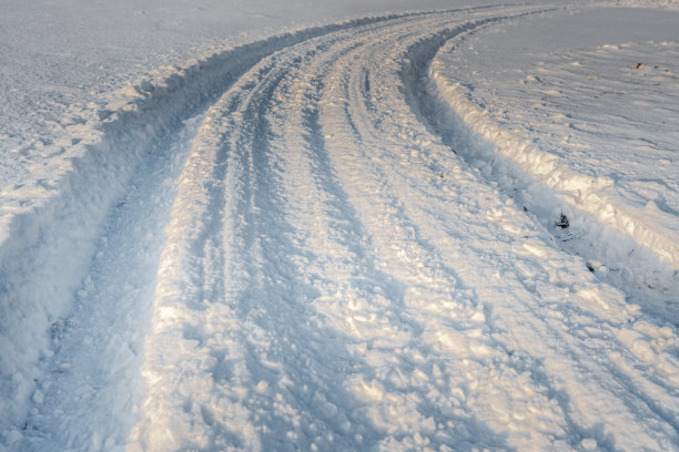 刚下过雪的轮胎印图片下载