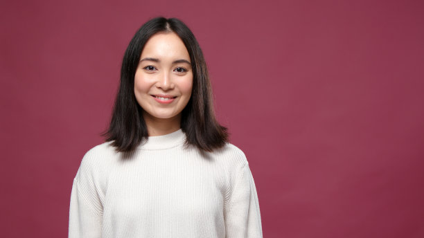 年轻的亚洲女人对着玛萨拉copyspace微笑图片下载