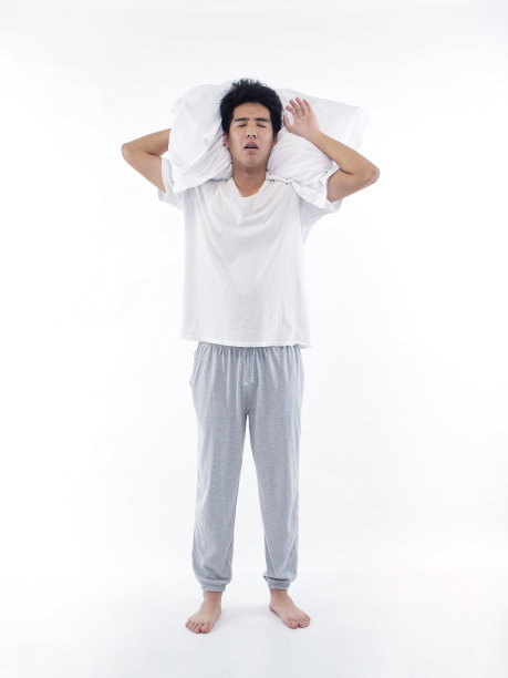 年轻人睡在白色的枕头图片下载