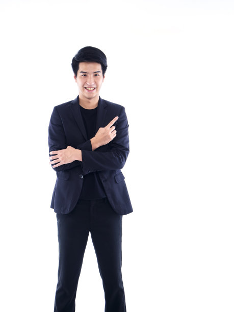 英俊的男人在黑色西装指向白色的背景图片下载