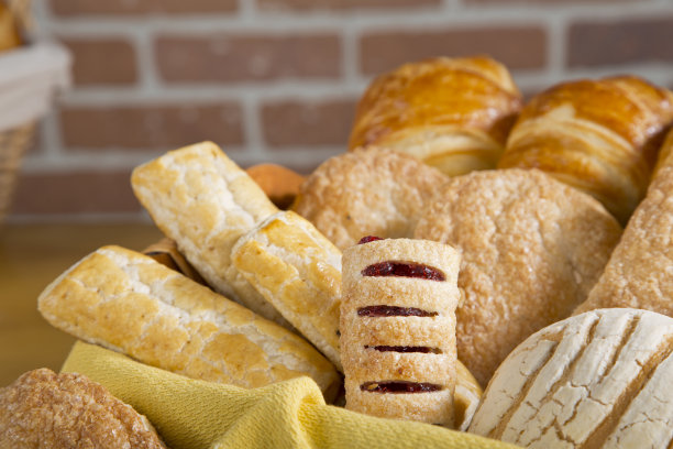 新鲜出炉的美味甜面包图片下载