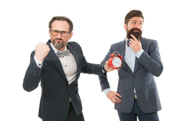 因不守时而受惩罚。商务人士正装对时间有不同的看法。时间管理纪律。改善守时。有钟表经验的人关心时间效率图片下载