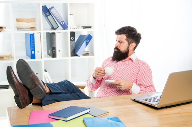 吸吧，吸吧。商人在办公室喝咖啡。咖啡休息。热饮。早餐茶。早晨饮料。简单的快乐图片下载