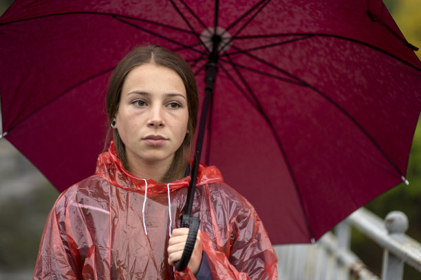 站在雨中的女人图片下载