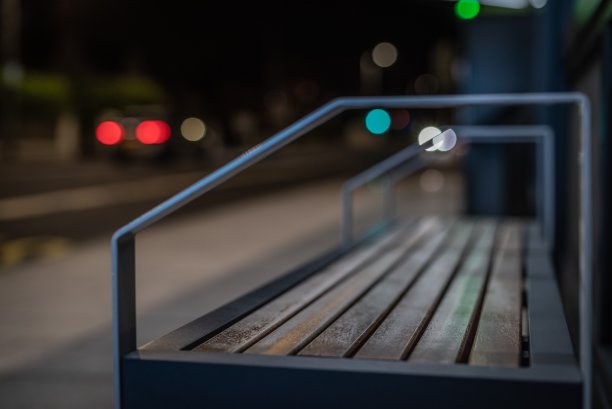 公交站旁边的空座位图片下载