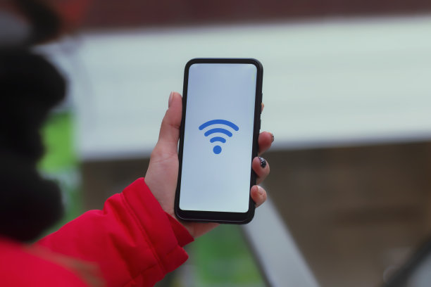 超市免费上网。一名女子拿着一台智能手机的模型，白色屏幕上有一个图标，背景是商场里的自动扶梯。图片下载