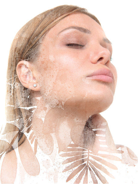 这是一张双曝光的照片，照片中，一位年轻女子闭着眼睛，用手触摸着她的脖子，享受着数码花卉图案的瞬间图片下载