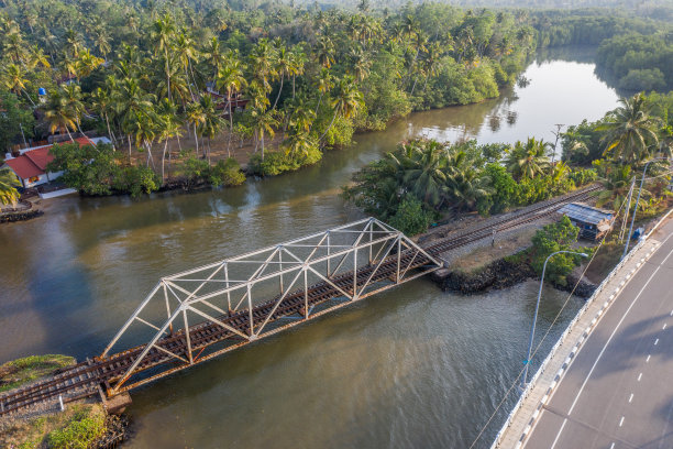 无人机观察金属铁路桥穿越雨林图片下载