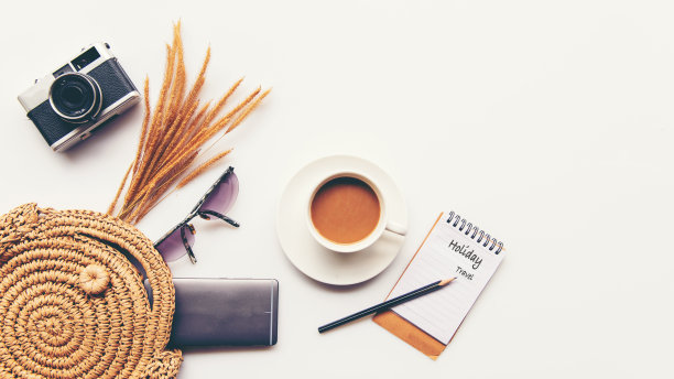 旅行者配件和物品女性旅游背包和访问计划旅行目的地和假期的世界，复制空间。的语气图片下载