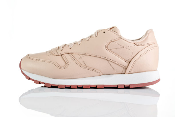 女性的粉色运动鞋在孤立的白色背景。图片下载