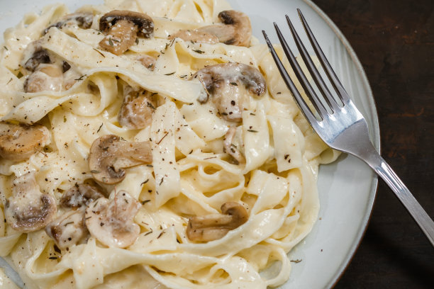 美味的有机意大利面配奶油阿尔弗雷多蘑菇酱图片下载