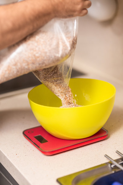 人们称麦芽来酿造啤酒图片下载