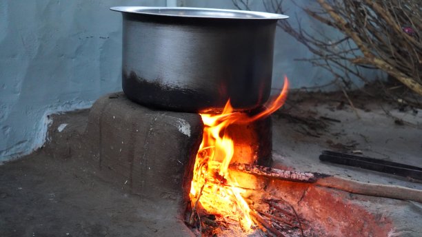 用粘土涂上燃烧炉的乡村砖炉。在粘土炉中燃烧木炭。图片下载
