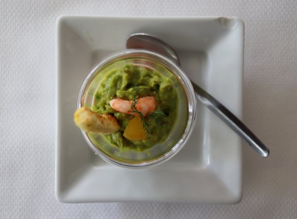 西非多哥Lomé一家小餐馆里的鳄梨奶油虾。图片下载