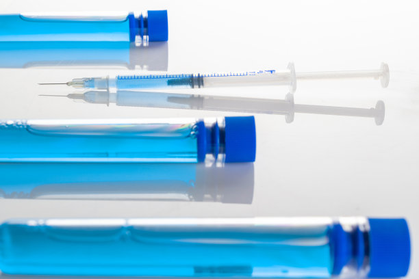 接种疫苗瓶。带针头的医疗注射器，用于保护流感病毒和冠状病毒。冠状病毒疫苗白色。概念:疾病、医疗、科学。图片下载