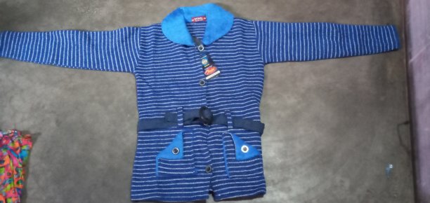 照片中的婴儿冬天穿着时尚的连衣裙图片下载