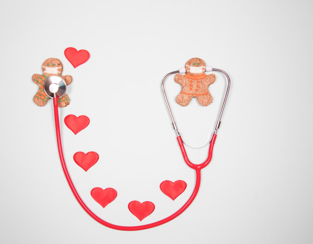 医生戴着防护面具听病人的心肺。冠状病毒大流行期间佩戴口罩的概念图片下载