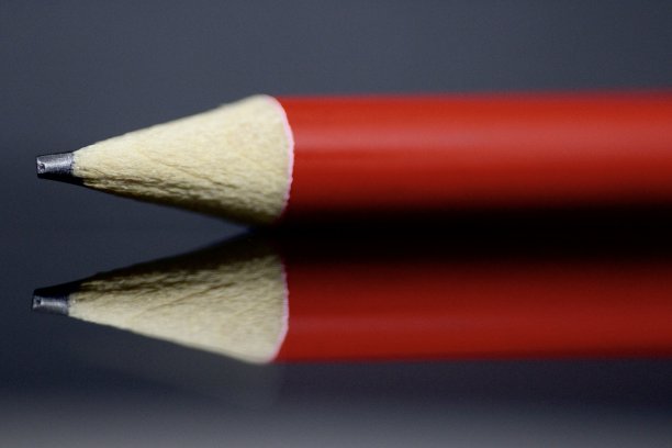 特写的一支铅笔在反射表面图片下载