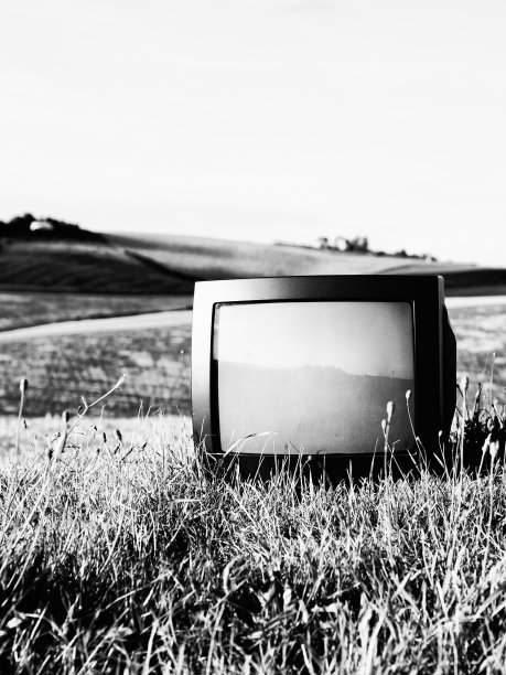 废弃在田里的旧电视。图片下载